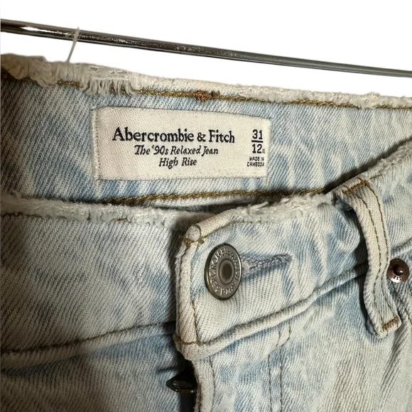 Abercrombie & Fitch 90s High Rise Relaxed‎ Jean in Light Wash - Picture 6 of 7